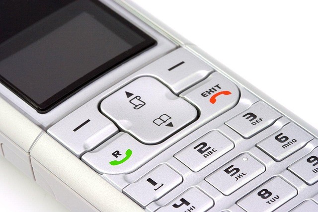 tlačítkový mobilní telefon